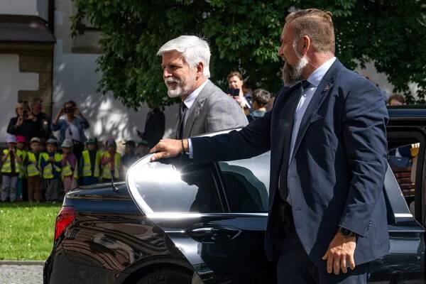 Pavel s první dámou končí kolečko návštěv po krajích. V Pardubicích vyzkoušel i letecký simulátor