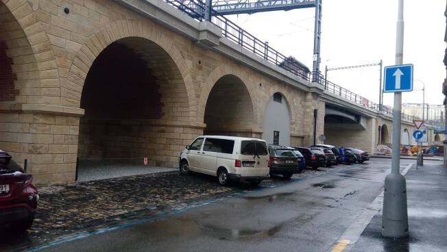 Negrelliho viadukt ožije. Do oblouků se nastěhují obchody, bistra i galerie