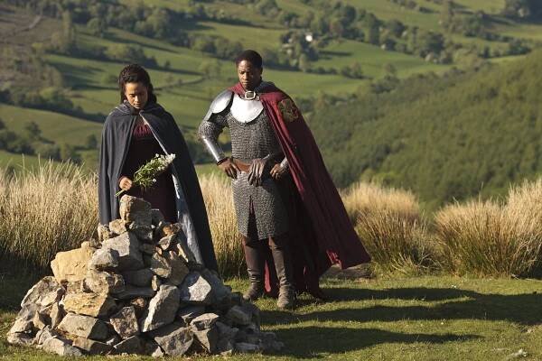 Merlin - Temná věž - Z filmu - Angel Coulby, Tomiwa Edun