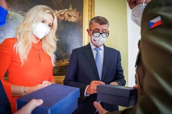 Valentýn politiků: Dvojí polibek pro Čaputovou, Rakušanovo vyznání, Jurečka láká na týden manželství