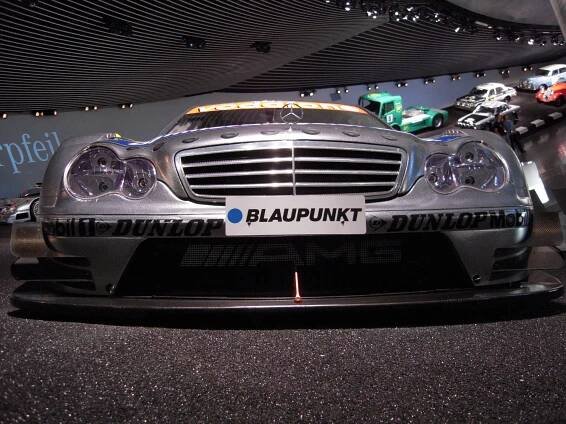 Papamobil, auto z filmu o dinosaurech i legendární tříkolka, na které se uskutečnil první výlet v historii automobilismu! Co nabízí muzeum Mercedes-Benz a na kolik vyjde vstupné?