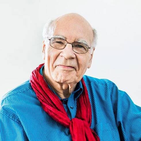 Dr. Burkhard Veigel mit Hemd und Schal