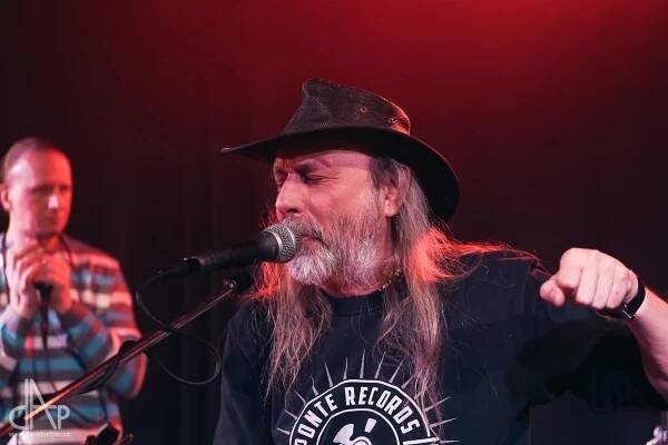 Petr Kalandra Memory Band se vrátil do Tábora. Zpěváka Míru nalévali mlékem
