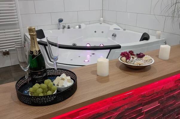 Šampaňské u vířivky - Wellness Puštík.jpg