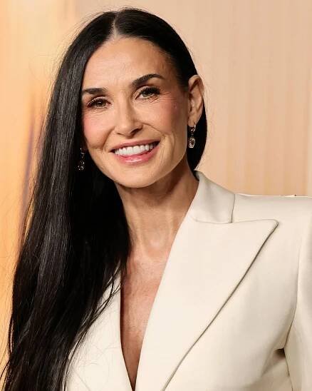 Pin de moon dreaming em a w a r d  s h o w s em 2025 | Demi moore, Jennifer aniston fotos, Oscar
