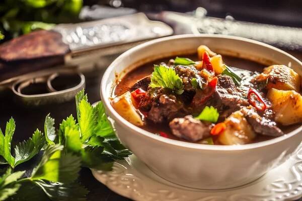 jelení guláš v misce lovecké zbraně jako dekorace. - wild boar - stock snímky, obrázky a fotky