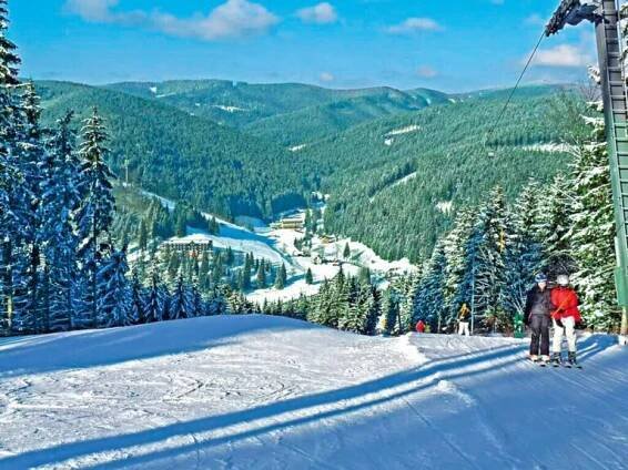 Beskydy, Velké Karlovice: Skiareál Razula je lyžařským střediskem pro všechny – děti, mladé i začátečníky.