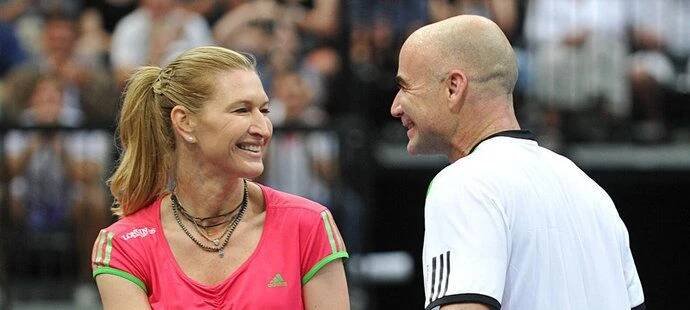 Agassi v exhibiční čtyřhře po boku manželky Steffi Grafové