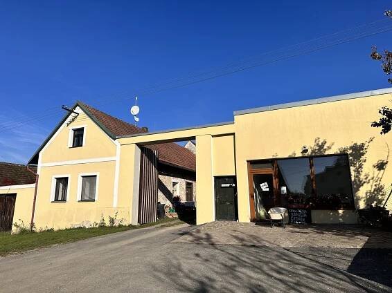 Z farmy se kvůli uzavírce silnice stala nedobytná pevnost. Úroda hnije na poli