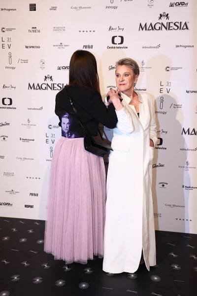 Herečka Simona Peková má jedinou dceru Sáru, která je výtvarnice. Portrét své mámy si nechala vytisknout na šaty.