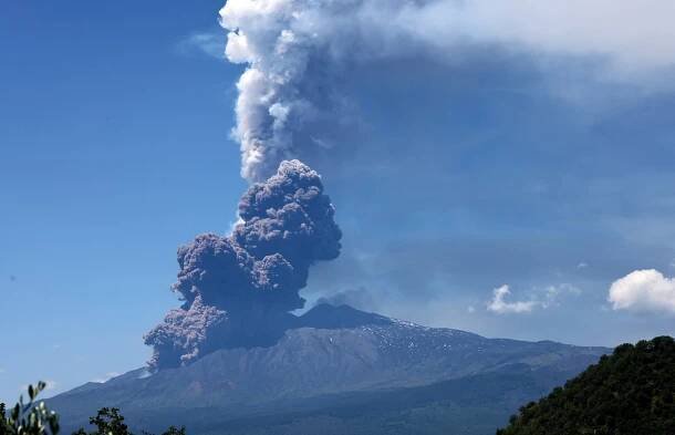 VIDEO: Sicilská sopka Etna chrlila lávu. Turisté si temná mračna nejprve fotili, pak po svahu utíkali