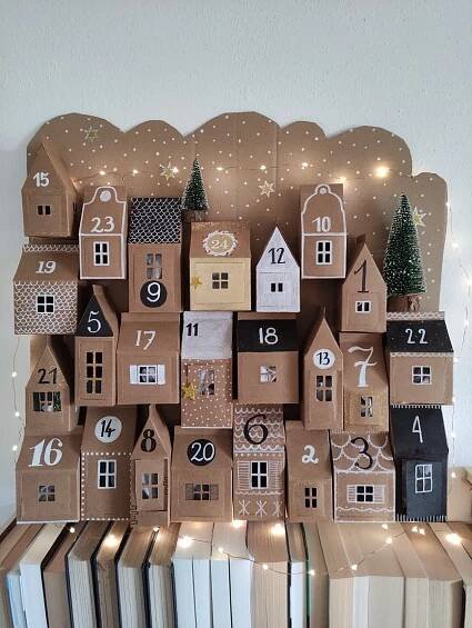 Adventskalender aus Craft-Paper-Häuschen, zum selbst befüllen und gestalten.