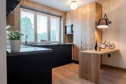 Černá matná kuchyně na míru a dub Halifax Egger v bytě po rekonstrukci - 4interier Ostrava