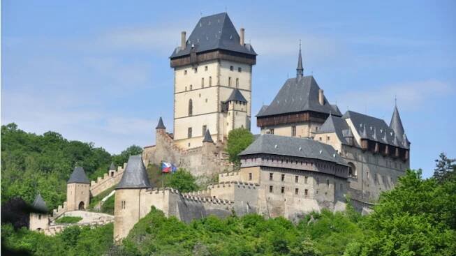 Hrad Karlštejn nezavírá a láká na bohatý program