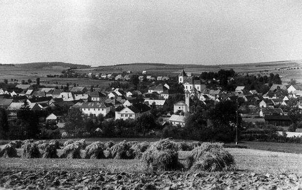 Netvořice, celkový pohled; 1940 (sbírka Pavla Fiedlera).
