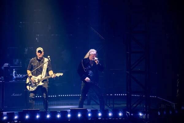 VIDEO, FOTO: Po čertech velkej koncert Kabátů doslova rozohnil libereckou arénu