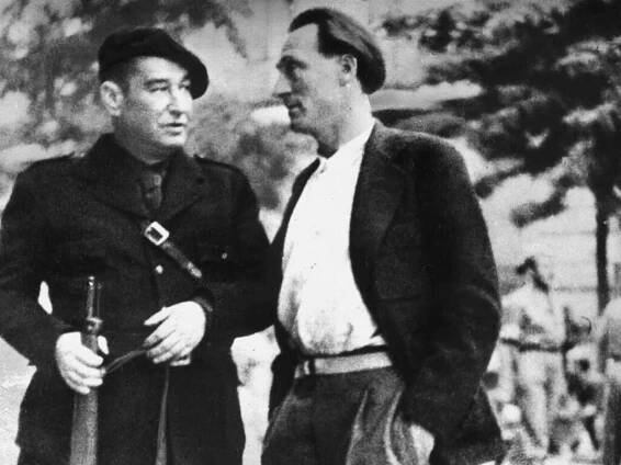Ernst Busch (re.) neben dem Reporter Egon Erwin Kisch während des Bürgerkriegs in Spanien. Undatiert (um 1937). | Bildquelle: picture alliance / akg-images
