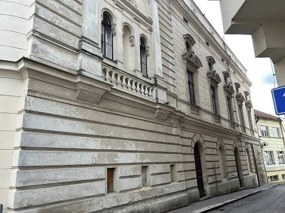 Tylův dům. Původní novorenesanční budova z roku 1887 se má dočkat potřebné údržby, dojde na výměnu dveří, oken i opravu severní části fasády.