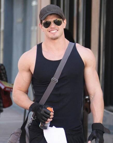To je samec: Sexy herec Kellan Lutz sprintoval nahý do půl těla