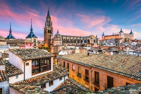 Toledo, Španělsko katedrála a střechy za svítání. — Stock obrázek