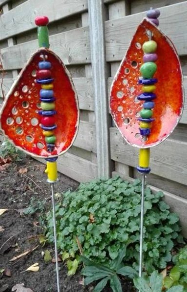 Tuindecoratie, keramiek met glazuur...Rieky | Garden pottery, Garden art diy, Garden art projects