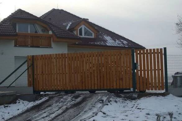Posuvné nesené vjezdové brány Plzeň