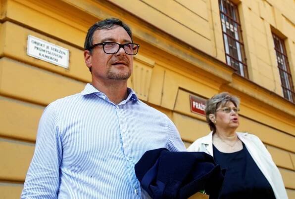 Rath chce křeslo v Senátu. Spřáhl síly se ženou, která v burce bouřila proti muslimům