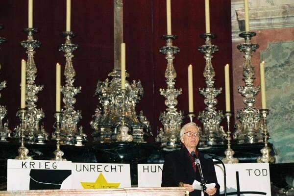 Ansprache von Bundespräsident Richard von Weizsäcker am Ende des ökumenischen Gottesdienstes in der Dresdner Kathedrale, 13. Februar 1991 (© BPA/Wolfgang Lemmerz)