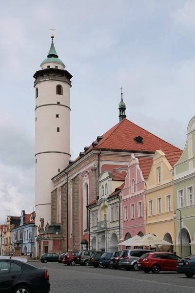 Soubor:Domažlice, náměstí Míru, kostel Narození Panny Marie, věž (8852).jpg – Wikipedie