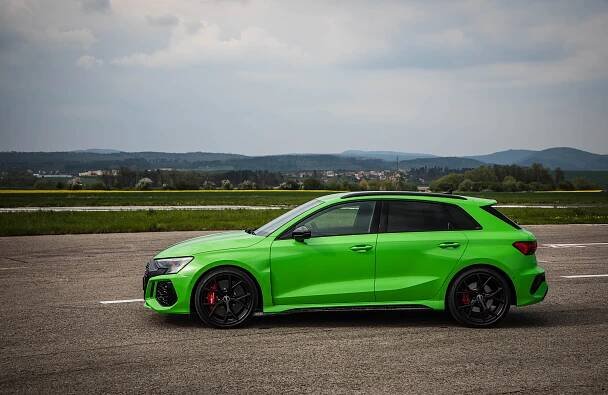 Nejnovější Audi RS 3 Sportback s pětiválcem s turbem je zelená šílenost za „rozumnou“ cenu