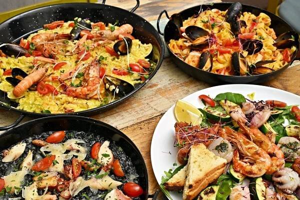 Chutě Středomoří: variace předkrmů, černé risotto i grilované mořské plody