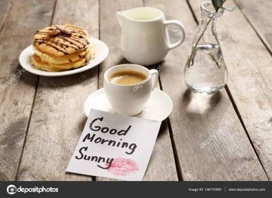 Stáhnout - Lahodná snídaně a dobré ráno s pozdravem Poznámka na dřevěný stůl — Stock obrázek