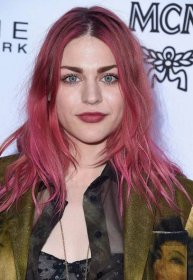 Frances Bean Cobain pink hair