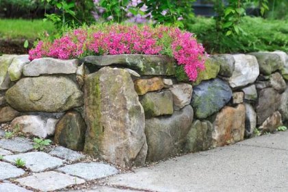 Betonové svahovky vyřeší nejen výškové rozdíly ve vaší zahradě