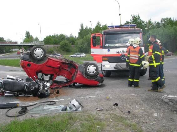 V Havířově přerazil motorkář malou fiestu