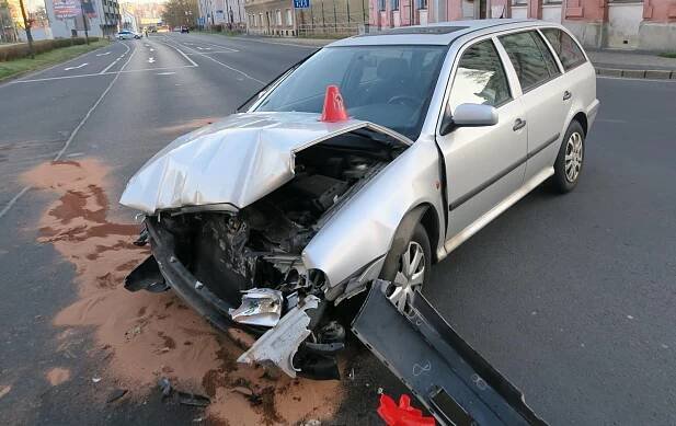 VIDEO: Kombík smetl sanitku, která vezla dítě. Vše zachytily kamery