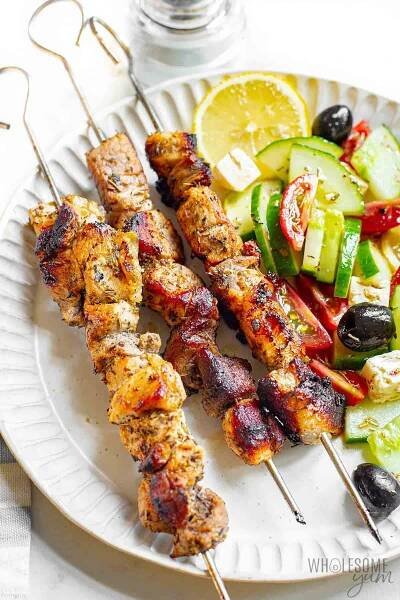 Finished meat skewers on a plate.