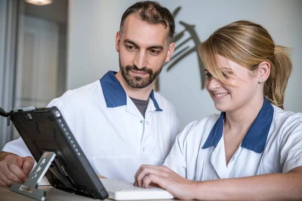 Endokrinologie und Diabetologie Fachkräfte am Tablet