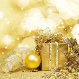 Vánoční dekorace na třpytící se zlaté pozadí — Stock obrázek