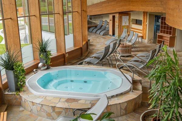 Whirlpool und und Liegen im Wellnesscenter Samsunn in Mariapfarr | © Mst. Gerhard Wolkersdorfer