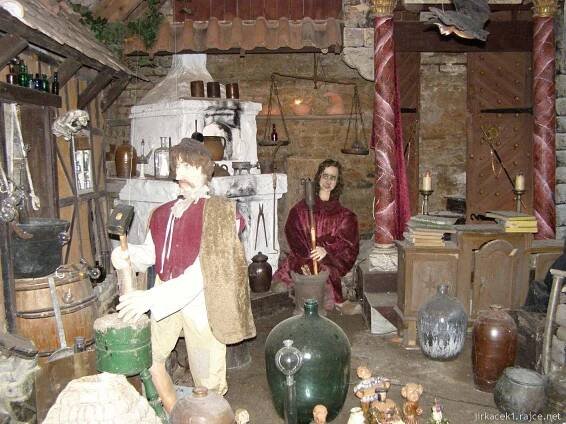 muzeum betlémů Karlštejn 24 - expozice alchymistické dílny ve dvoře