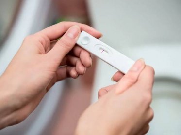 Kdy bude těhotenství ukazovat krevní test pro hCG: kolik dní ukazuje, jak se test provádí a jak dlouho trvá zkouška.