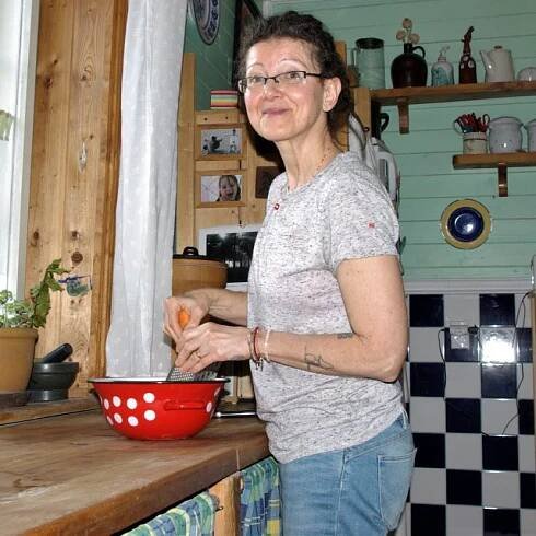 Moje kuchyně - můj hrad... Eva Francová připravuje pokrmy pro budoucí Krizovou kuchařku ze Svatojánu | foto: Vladislava Wildová,  Český rozhlas