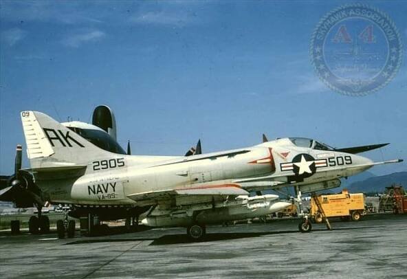 Douglas A-4 Skyhawk / NAM 64-75