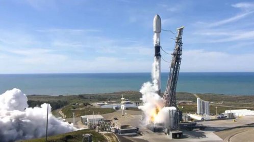 Raketa Falcon naložená 50 družicemi: Krásné počasí zajistilo super záběry ze startu i přistání
