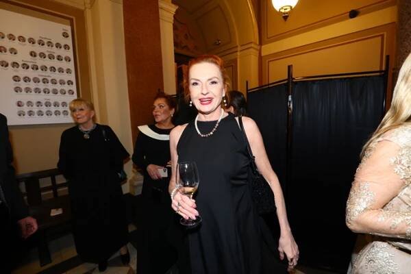 Máma herce Oskara Hese, Marcela, oblékla na České lvy černou večerní róbu doplněnou o perly. 