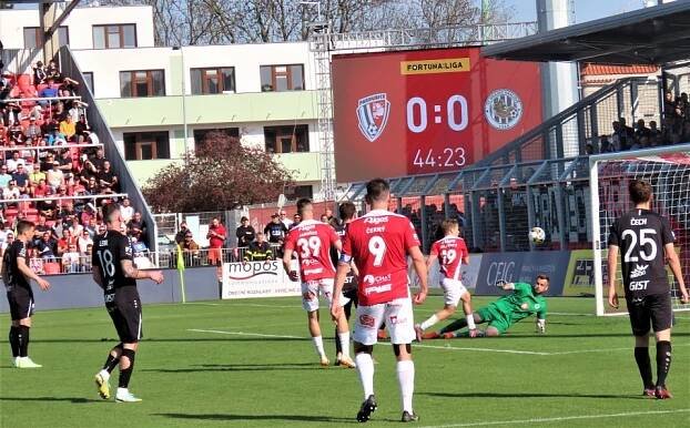 FOTO: Během třaskavého derby Pardubice - Hradec Králové stadion praskal ve švech