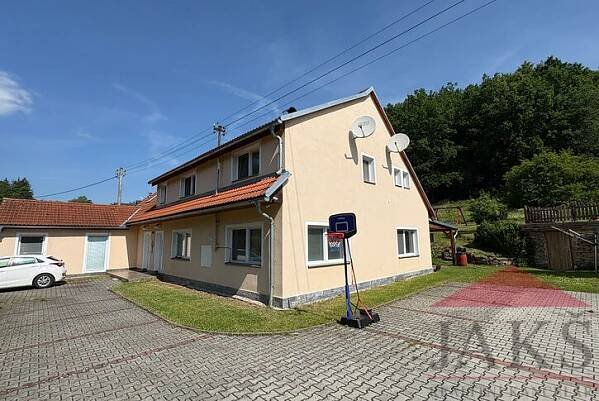 Volšovy u Sušice; rodinný dům (5+kk - 188 m2; 1+kk - 82 m2) s terasou a zahradou 2.440 m2
