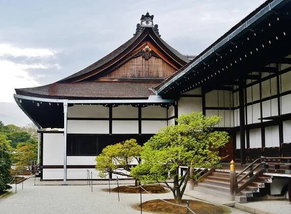 Soubor:Kyoto Kaiserpalast Omima.jpg
