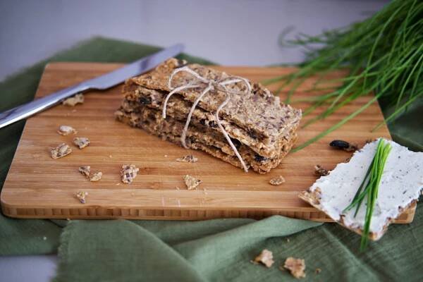 Selbstgemachtes kerniges Knäckebrot